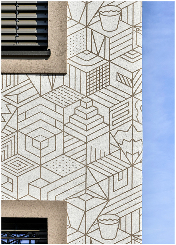 Mit der sogenannten „Aslan-Schablonenfolie“ ­wurde in einem Meter Breite und in Längen bis zu 24 Metern im gleichen Muster auch um die Gebäudeecken herum gearbeitet.