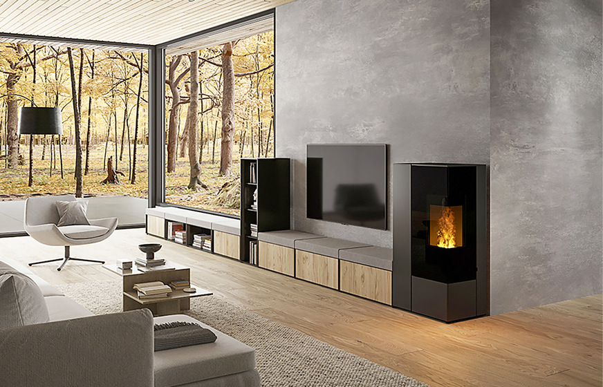 Modern wohnen heißt luftdicht wohnen. Deshalb gilt es besondere Anforderungen zu erfüllen, wenn im Wohn­zimmer das Pelletsfeuer ungestört brennen und gleichzeitig die Wohnraumlüftung funktionieren soll.