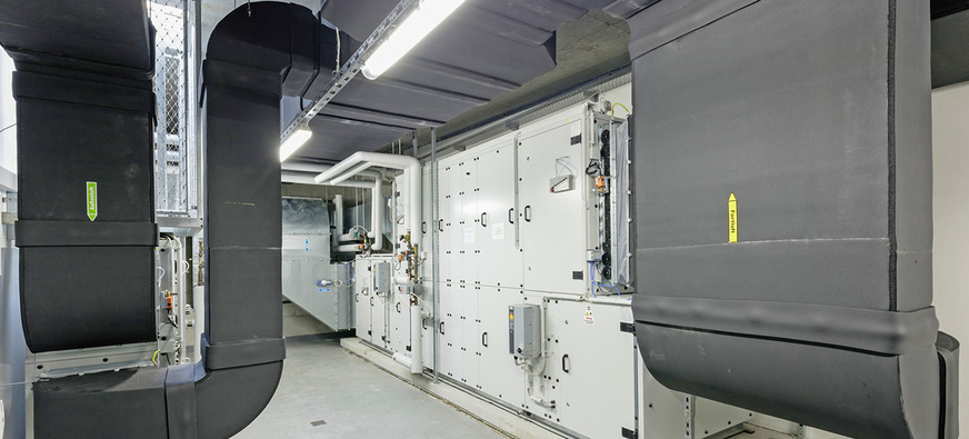 Separate Lüftungsanlagen in einem Technikraum versorgen in der Martin-Luther-Schule in Rimbach die Mensa und eine Küche, Nebenräume und Sanitärzellen sowie Lagerräume und Nebenräume im Erdgeschoss.