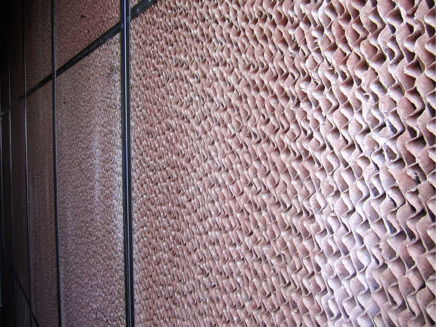 Kontaktwabenbefeuchter im Universitätsklinikum in Köln: Über die Struktur erhöht sich die Oberfläche der feuchten Waben. Die durchströmende Abluft nimmt dort die Feuchtigkeit auf und kühlt durch die Zustandsänderung ab.