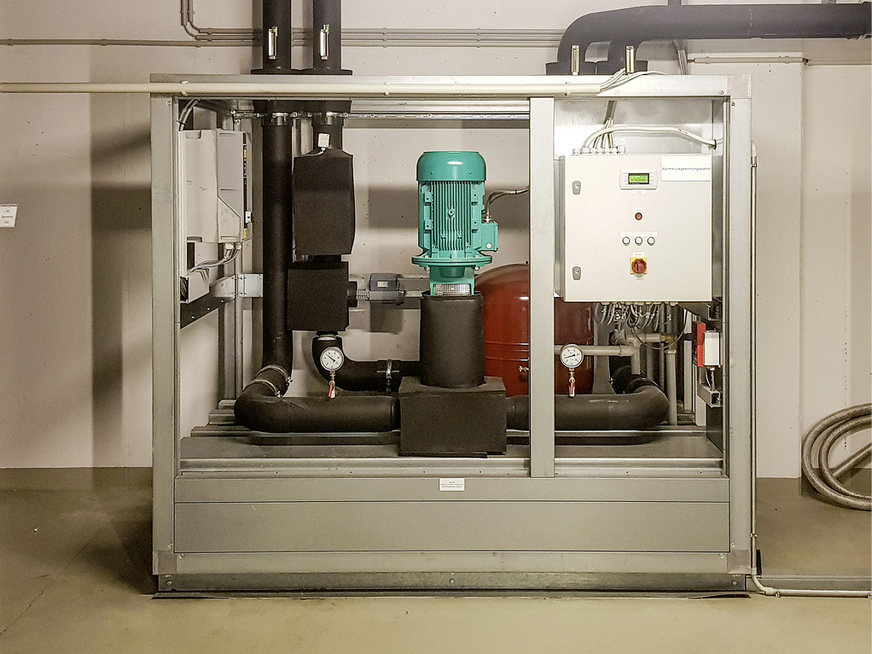 Wärmerückgewinnungsstation im Bundeswehrkrankenhaus in Hamburg: Aufgrund der Systemtrennung der Außenluft- und Fortluftanlage durch ein Kreislaufverbundsystem muss die durch die adiabate Kühlung gekühlte Abluft durch das Kreislaufverbundsystem zur Außenluftanlage gebracht werden. An der Wärmerückgewinnungsstation wird die Kälte an die Außenluft übertragen.