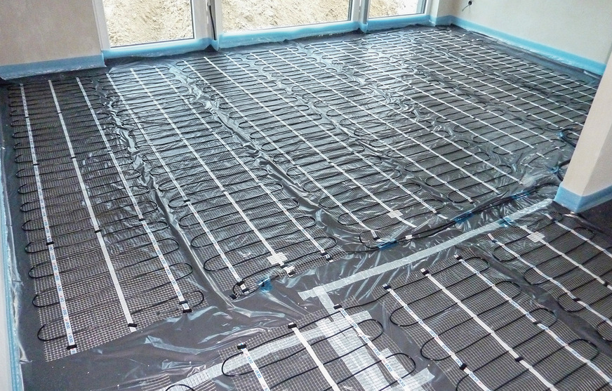 Die Glasfaser-Gitternetze der Heizmatten von DEVI lassen sich einfach auf der Dämmschicht ausrollen und befestigen.