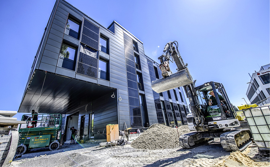 Mit so viel PV am Gebäude wie irgend möglich kann man es schaffen, von komplexen, teuren und wartungsintensiven Heizsystemen wegzukommen.