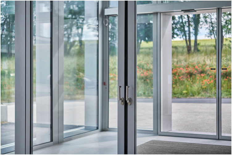 2 Schlankes Erscheinungsbild trifft auf Sicherheit: Die verglasten Brandschutz-Schiebetüren forster fuego light mit Fluchtwegfunktion verbinden Funktionalität und Design auf hohem Niveau.