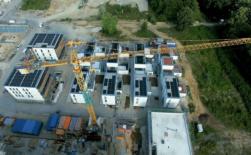 In der Regel passt auf die Dächer gar nicht so viel Solarleistung, als dass hohe Überschüsse anfallen. Doch diese müssen meist direkt vermarktet werden, was durchaus zum Hindernis werden kann.