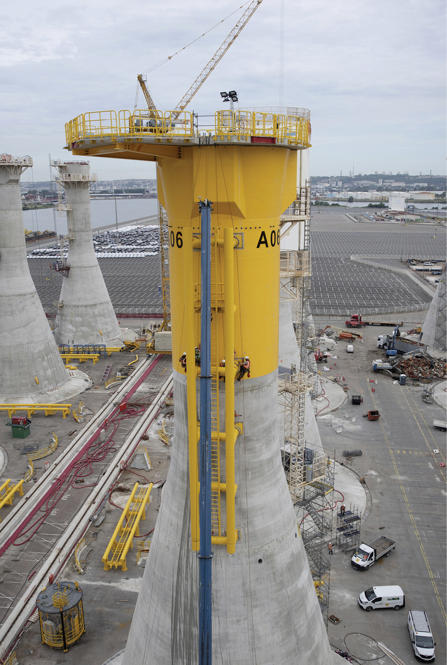 Schwerlastfundamente sind eine Antwort auf den felsigen Seeboden der Normandie. Andere Offshore- Projekte der Region setzen eher auf Bohrtechnik.