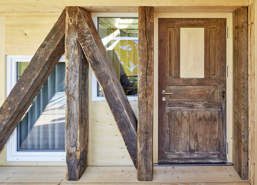 5 Viele Bauteile und Materialien wurden aus der „städtischen Mine“ entnommen, so zum Beispiel diese Eingangstür aus einem Gebäude aus dem 19. Jahrhundert.