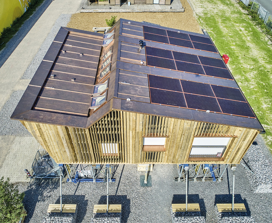 6 Die Oberfläche der PV-Module ist mit einer speziellen Beschichtung eingefärbt und verschmilzt optisch mit der Kupferbedachung.