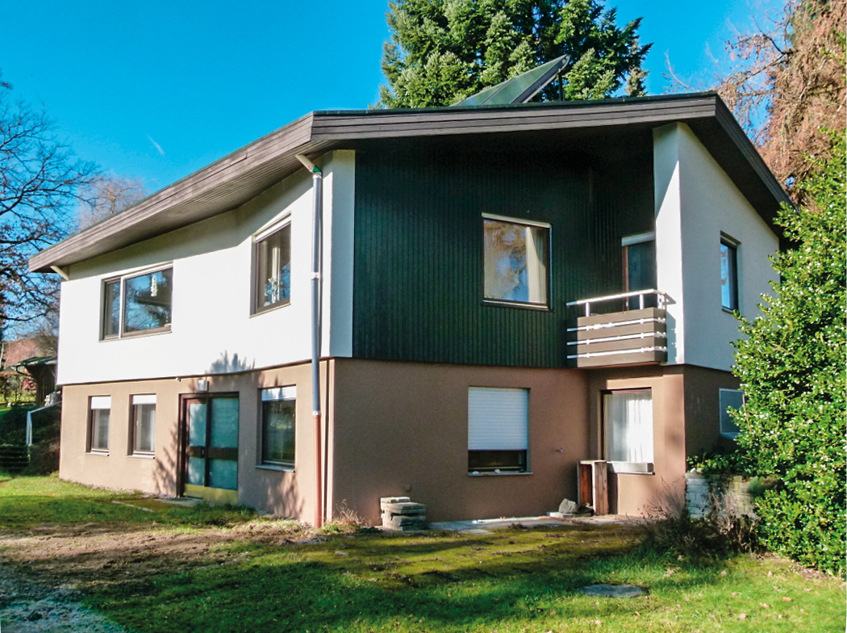 3 Vor der Sanierung mit einigen Umbaumaßnahmen war in dem Gebäude mit typischen 60er-Jahre-Look eine Öl-Zentralheizung installiert. Der Energieverbrauch war mit rund 45 000 kWh/a überdurchschnittlich hoch.