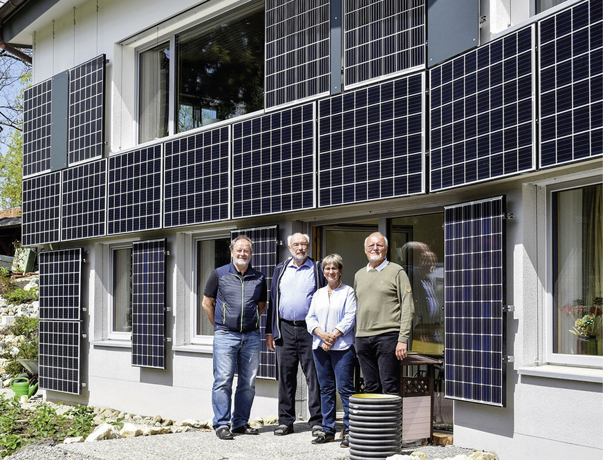 5 Wir haben’s geschafft! Andreas Schulz (2.v.l.) präsentiert sich mit seinem Planer Dieter Herz (links) und seinen Mietern vor der mit PV-Modulen behängten Fassade. Die Transformation der stilprägenden 60er-Jahre Architektur des Wohnhauses in die Moderne blieb bei aller ambitionierten technischen Raffinesse des Konzepts leider auf der Strecke.
