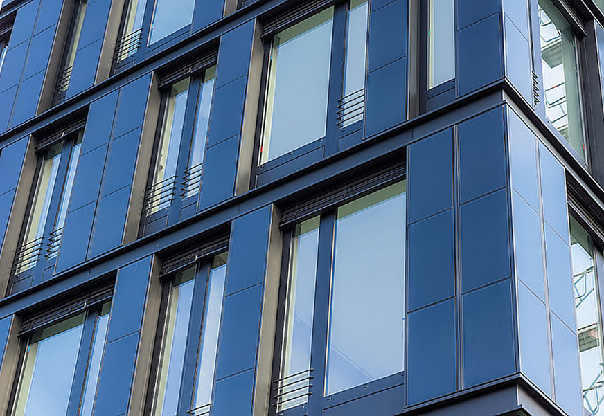 Photovoltaikfassaden benötigen in Deutschland immer noch eine Einzelfallgenehmigung (im Bild: gerahmte PV-Module am Zentrum für Sonnenenergie- und Wasserstoff-Forschung in Stuttgart).