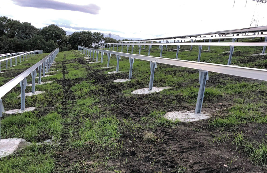 Jeder Pfosten wird mit einem Betonfundament versehen, um die Gleitsicherheit zu gewährleisten. Später wird der Beton mit Erde abgedeckt und bepflanzt, um Erosion zu verhindern.