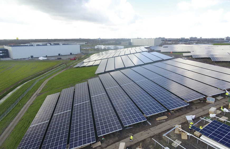 Die Neigungen der Hänge von Mülldeponien sind sehr unterschiedlich. Hier ist es von Vorteil, wenn das Montagesystem dies ausgleichen kann.