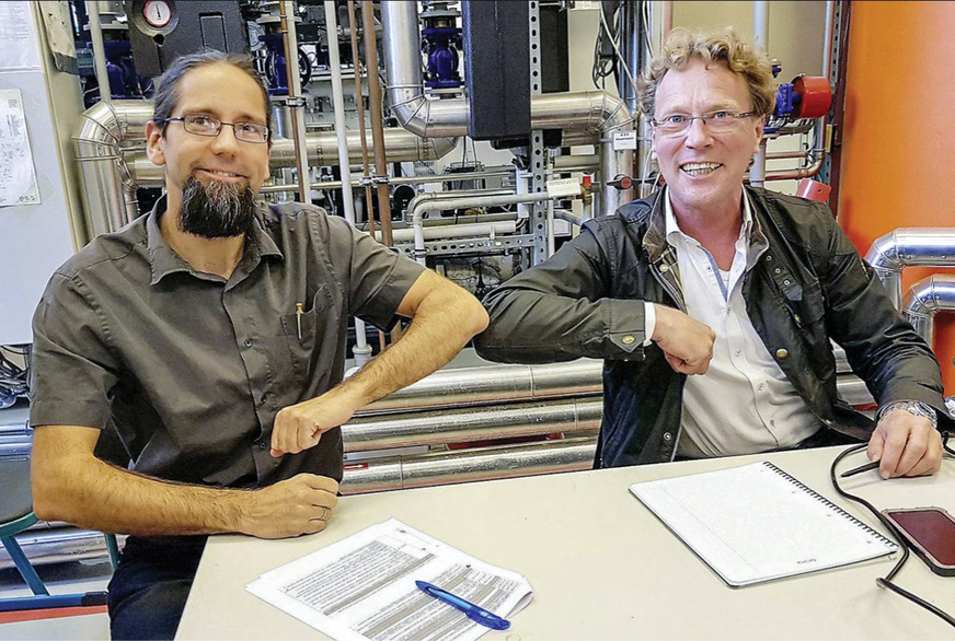 Im Juni 2020 gelang am Institut für Regenerative Energiesysteme (Ires) der Hochschule Stralsund die Produktion von grünem Methanol aus Wasserstoff und Kohlenstoffdioxid mittels Umwandlungsanlage unter Einsatz von erneuerbarem Strom aus Windenergie. Die Projektpartner, Ires-Direktor Johannes Gulden (links) und Ingenieur Christian Schweitzer, gratulieren sich.