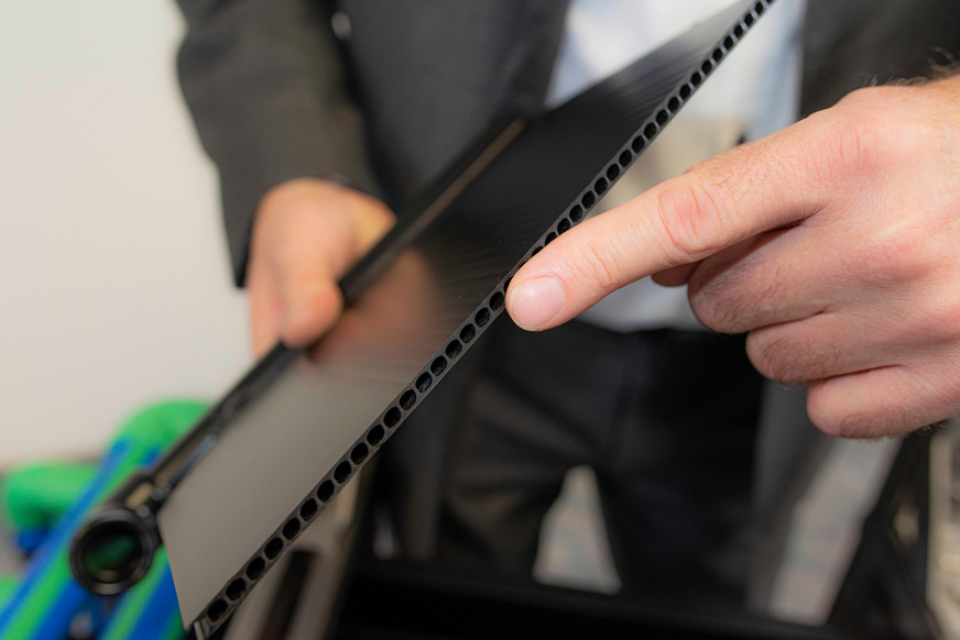 Durch die feinen Kanäle der Kunststoffabsorber Multi Q fließt ein Wasser-­Glykol-Gemisch.