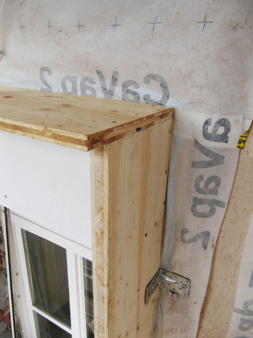 2 Vorgefertigter Holz-Fenstereinbaukasten mit Raffstorekasten, brandschutz-konformer Bekleidung mit zementgebundenen Spanplatten und Mineralwolldämmung zwischen Kasten und Mauer