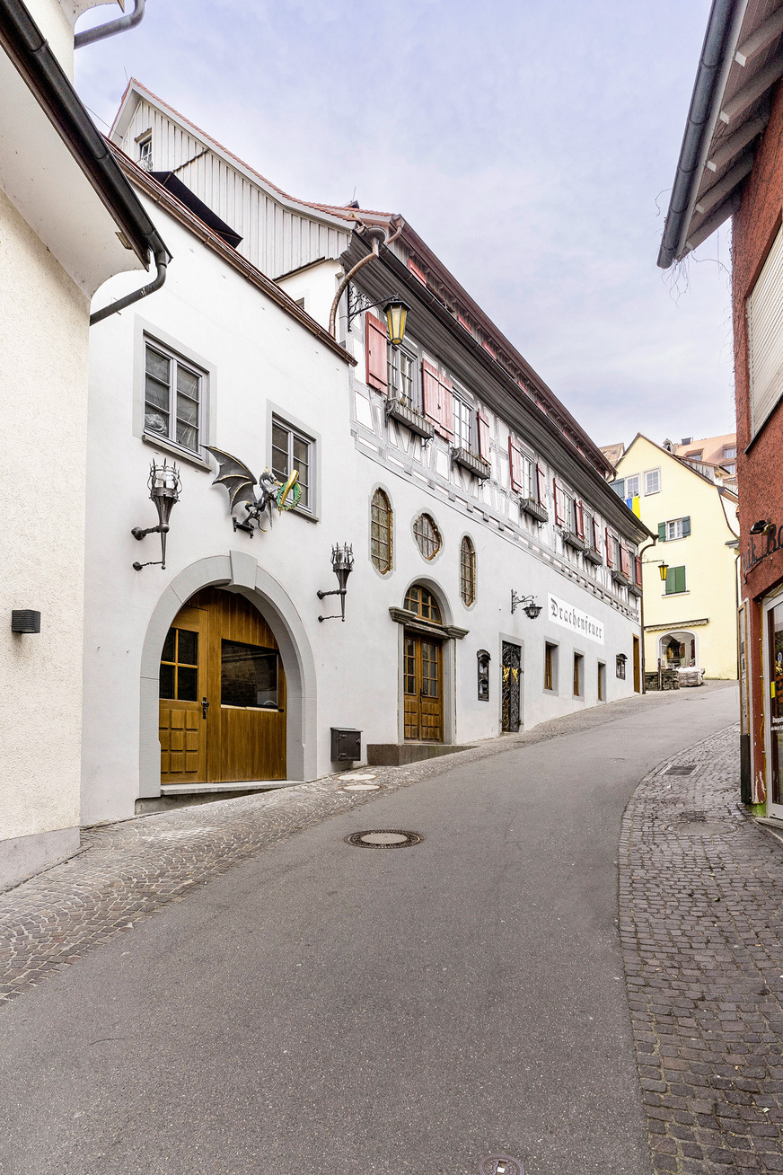 10 Blick vom unteren Straßenbereich auf das sanierte Ensemble.