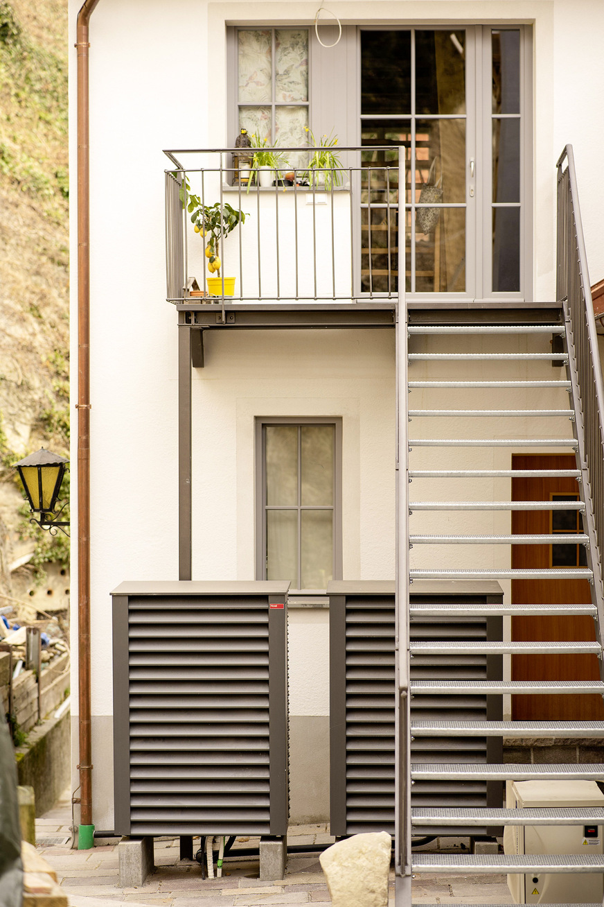 9 Äußerer Zugang zu der Wohnung im OG/DG.