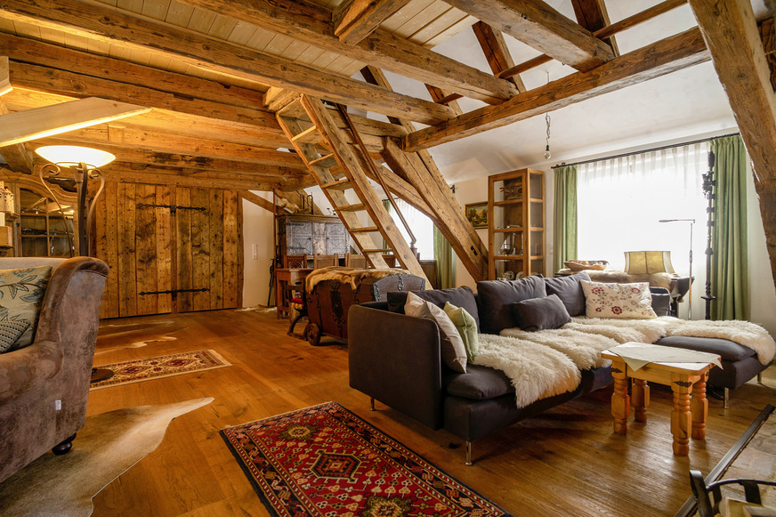 11 Viel Holz prägt die Atmosphäre der Ferienwohnung.