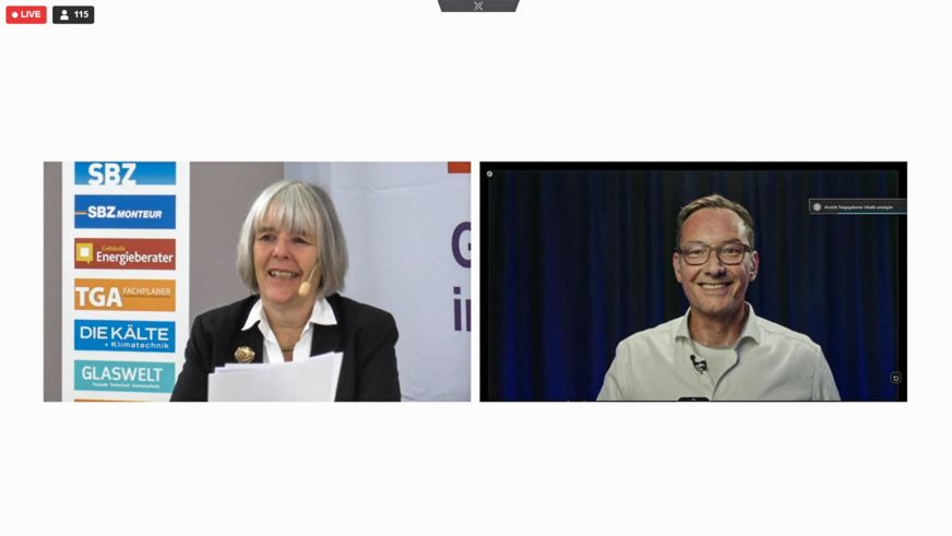 Pia Grund-Ludwig, hier im Gespräch mit Florian Ellenrieder, der bei Hasit für die Bereiche Renovierung und Sanierung verantwortlich ist, war angetan von der fachlichen Tiefe der Beiträge in den Themenslots zur Fassade.