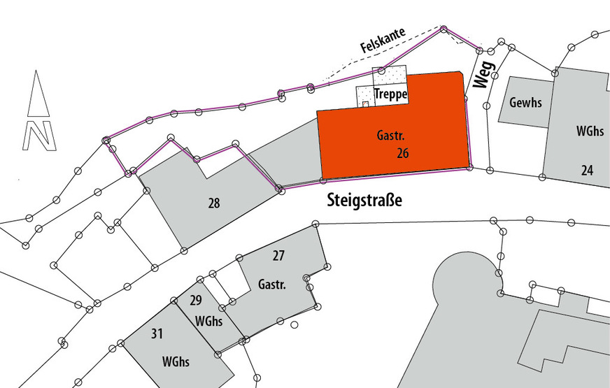 1 Im Lageplan ist rückwärtig zu dem St.-Sebastian Bruderschaftshaus die Felswand erkennbar, in die die Kapelle eingeschlagen ist.