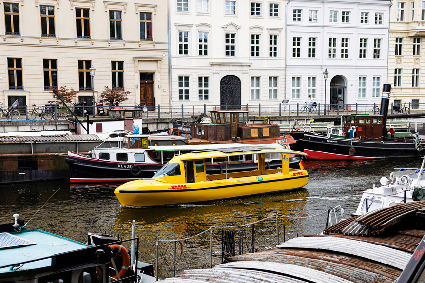 Paketzustellung per Solarboot durch die Wasserstraßen Berlins