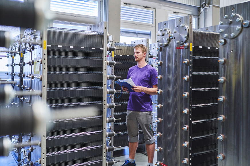 Ein Siemens-Energy-Mitarbeiter überprüft neu produzierte Stacks für kommende Projekte.