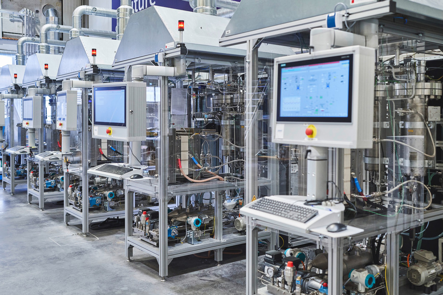 Klein-Teststände: Hier lassen die Erlanger Forscher die Elektrolyse stetig auf- und abfahren.