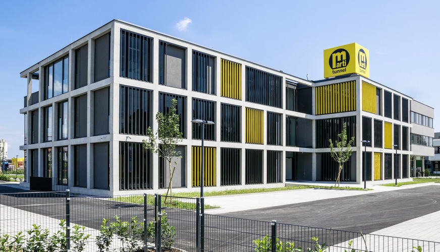 4 Das Farbkonzept der sonnenstandsgeführten Verschattungslamellen orientiert sich am Logo des Tiefbau-unternehmens Marti.