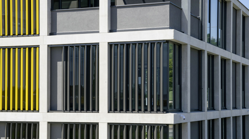 7 Eckdetail der Stahlbeton-Skelettfassade: Die Fensterelemente sitzen jeweils hinter dem Konstruktionsraster. Die Stahlbetonstützen und -riegel sind über Isokörbe thermisch von den Stahlbetondecken getrennt.