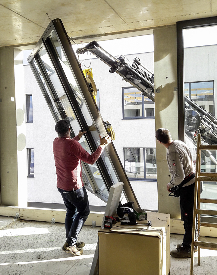 9 Das Einbringen der bis zu 180 kg schweren Fensterelemente gestaltete sich komplex, da die Elemente höher als die Öffnungen waren.