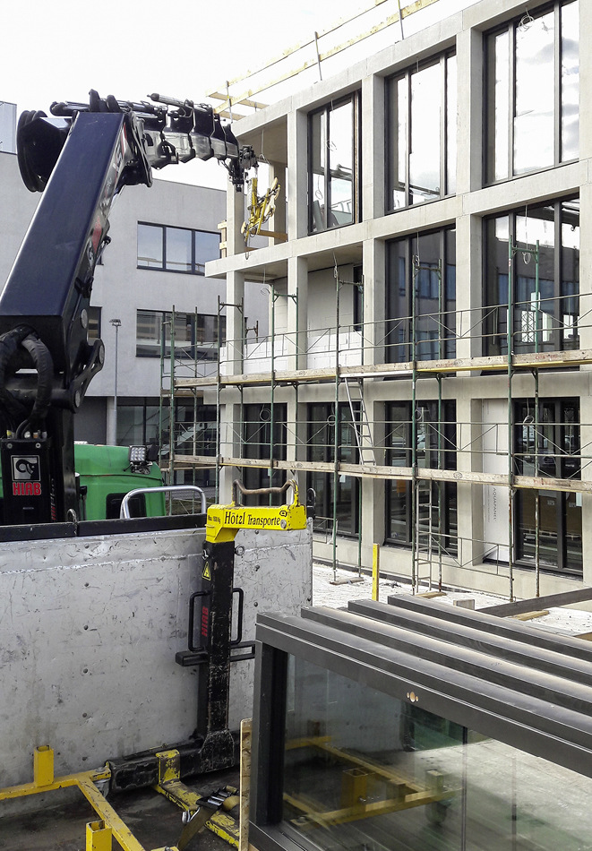 10 ﻿Die Montage der 3,0 × 2,7 m großen ­Fensterelemente ­erfolgte bis zum ­dritten Obergeschos ohne Gerüst ausschließlich per Kran.