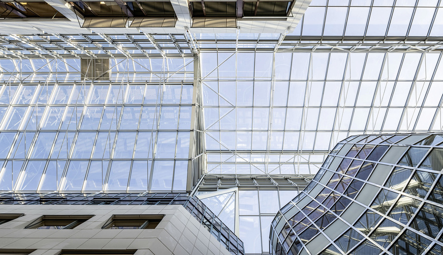 4 Das in den 1980er Jahren gebaute ehemalige Hauptquartier der Fluggesellschaft SAS in Stockholm galt mit seiner verglasten Magistrale als eine Ikone der Glasarchitektur jener Zeit. Im Zuge der Generalsanierung liefert Saint-Gobain Glass die neue Sonnenschutzverglasung und setzte dabei auf ein konsequentes Glasrecycling – bei dem Pilotvorhaben konnte so das Abbruchglas der alten Fassaden zu neuen Scheiben verarbeitet werden.