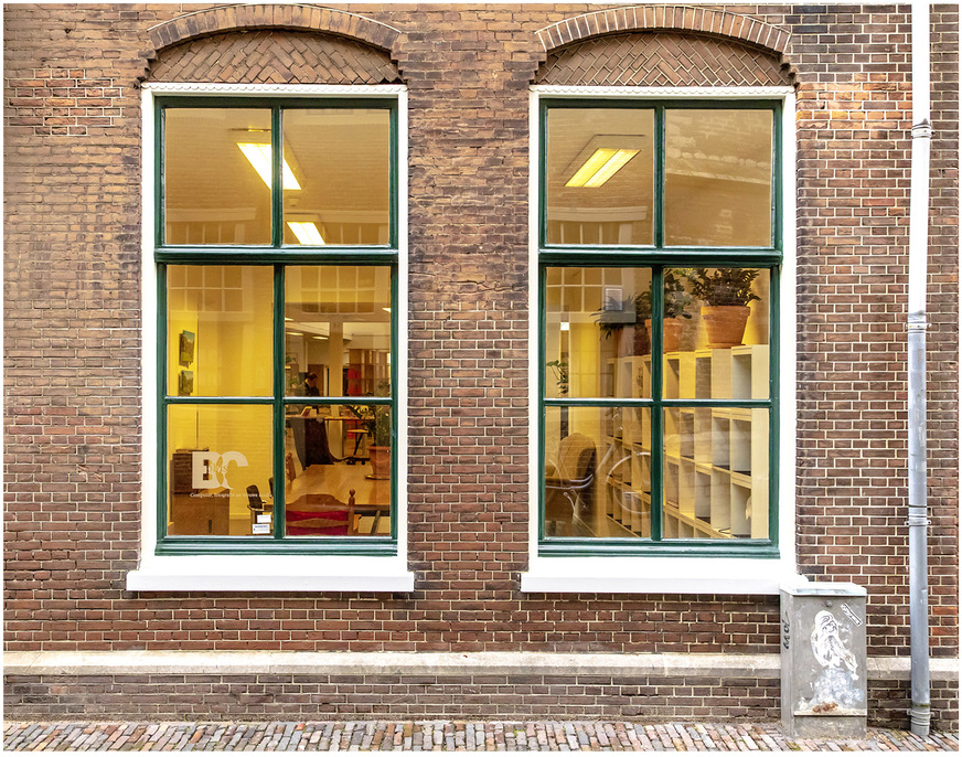 2 Dank schlanker Vakuumgläser können sogar alte Sprossenfenster effiziente Dämmwerte aufweisen – und die schönen Holzprofile und Fensterrahmen bleiben erhalten.