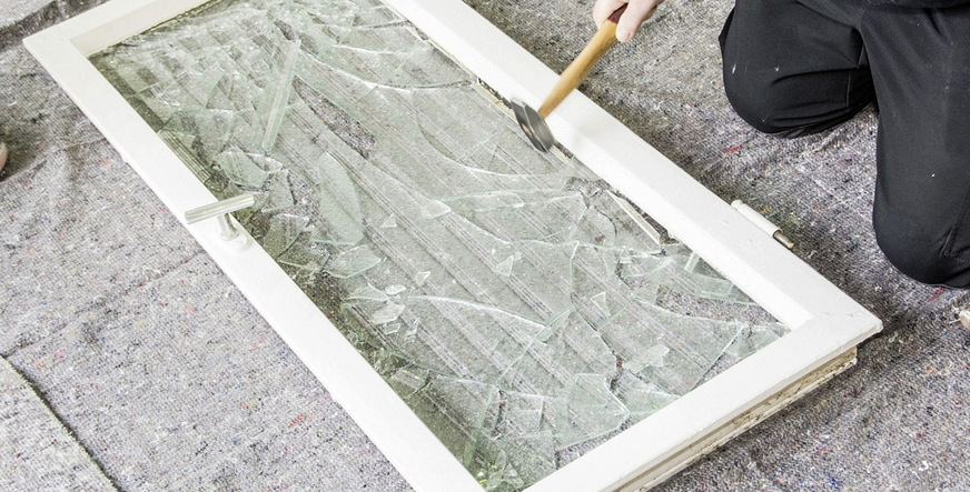 3 Schritt 1: Hier wird das alte Einfachglas in der Tischlerei ausgeglast.﻿﻿