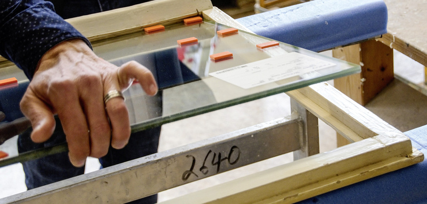 4 Schritt 2: Nachdem der Kittfalz gesäubert ist, wird die neue Verglasung eingesetzt.