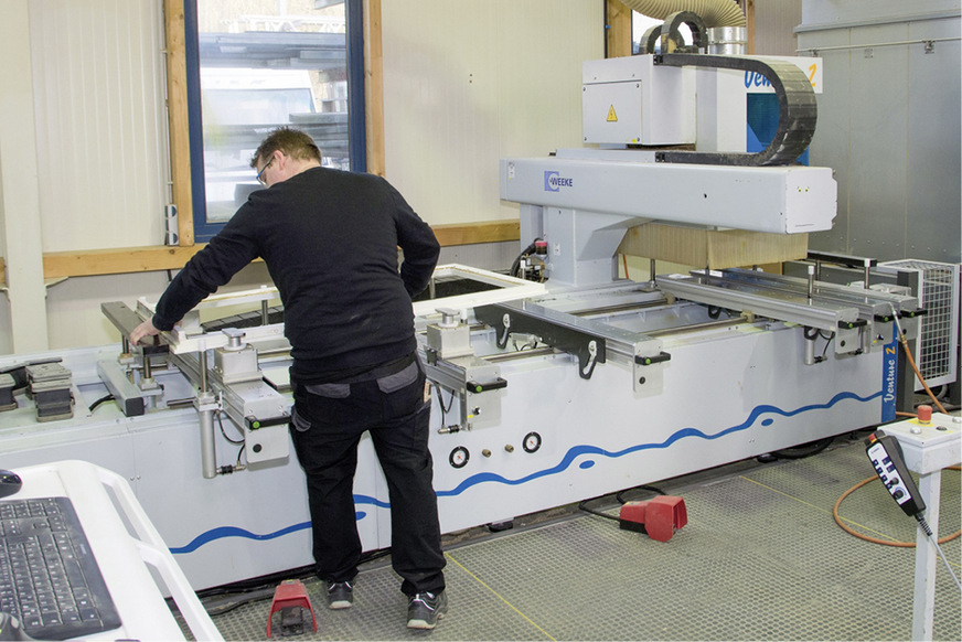 6 Reicht die Falztiefe des Holzprofils für den Einstand des Vakuumglases im Holzrahmen nicht aus, muss das Profil mit der CNC-Fräse angepasst werden.