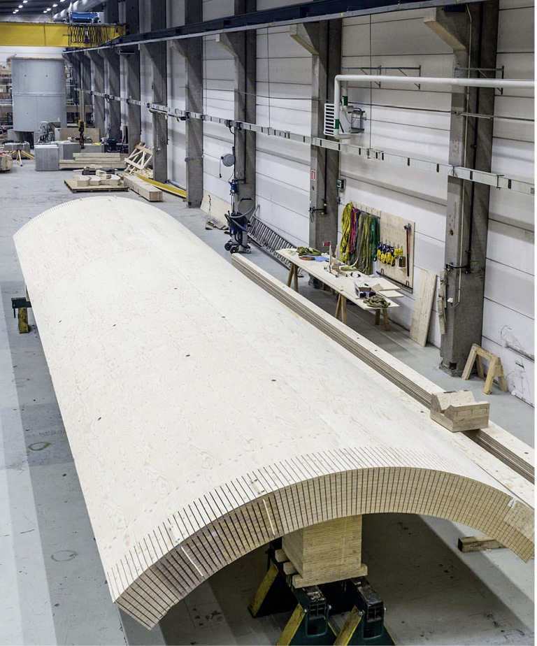 Teilabschnitt eines Holzturms von Modvion in der Produktion