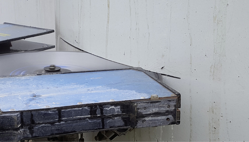 Der Turm wird in Ringabschnitte zersägt, die von oben nach unten abgetragen werden.