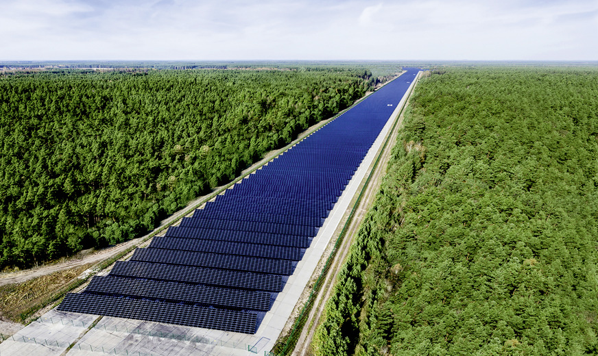 Früher starteten und landeten hier auch große Flugzeuge. Die dicken Betonpisten sind teilweise geblieben. Die Gebäude mussten aber vorher alle abgerissen werden – ein riesiger Aufwand.