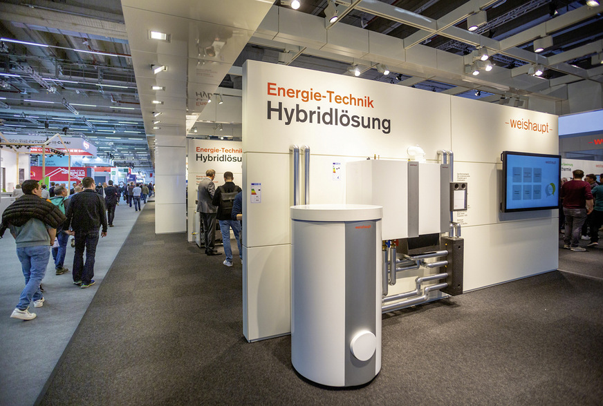 Angesichts der anstehenden 65-Prozent-Regel für erneuerbare Energien im Heizungskeller stellen manche Hersteller eine Wärmepumpe zu ihren Gaskesseln.