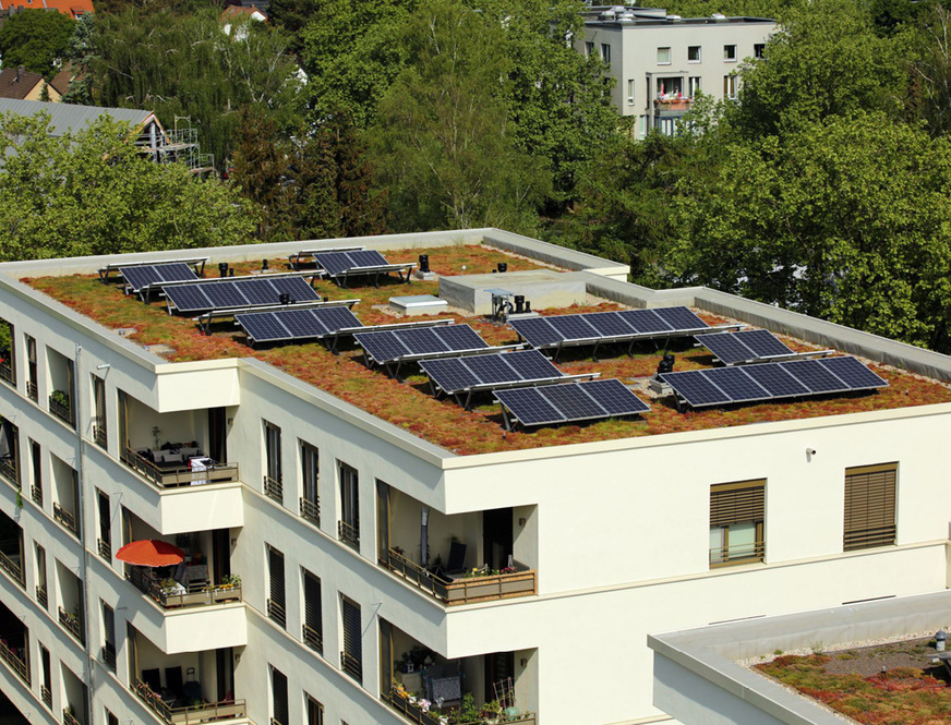 Optigrün arbeitet mit Montagebügeln, die senkrecht auf ­Bodenplatten angeschraubt werden. Die Drainage- und Retentionsplatten liegen ­zwischen Bodenplatte und Montagebügel.