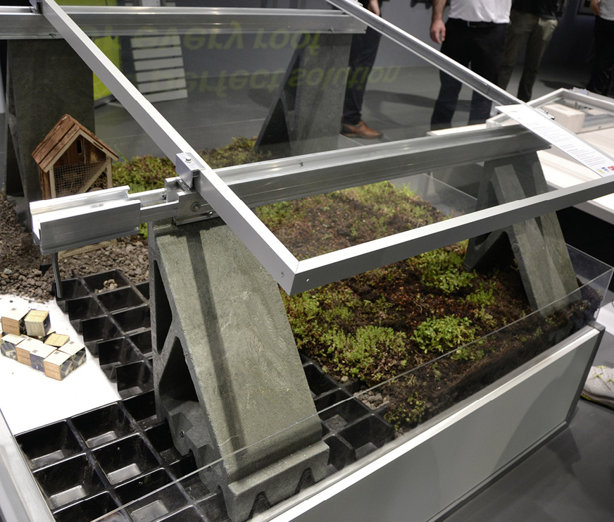 Das System von Novotegra steht auf zwei Paar Montagefüßen – jeweils ein Paar für die niedrige und ein Paar für die hohe Modulseite.