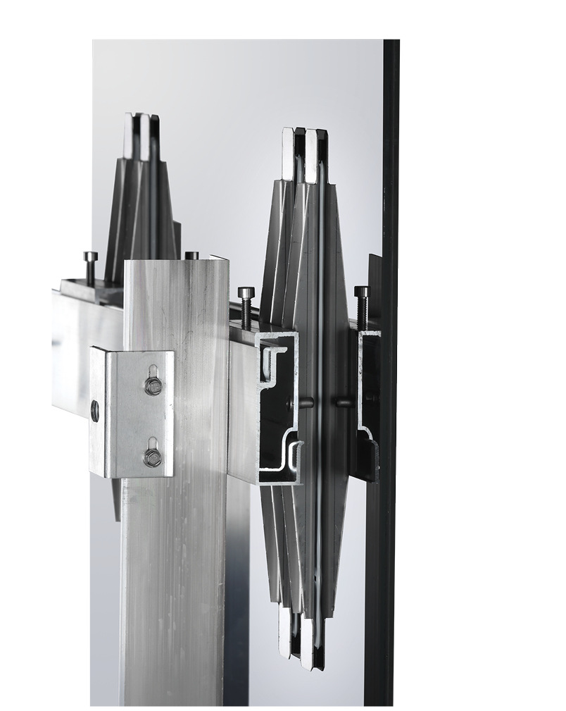 An der Agraffe werden die Module in die horizontalen Montageprofile ­eingehängt.