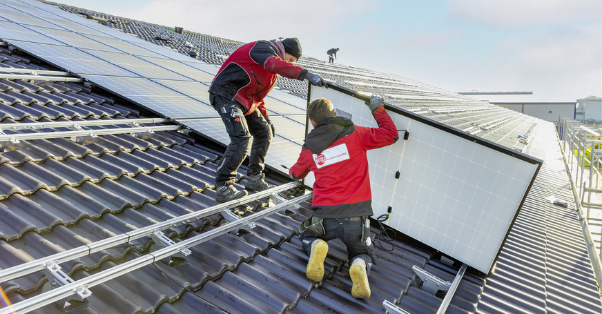Die Solarmodule lassen sich danach gut auf der ausgerichteten Unterkonstruktion verlegen.