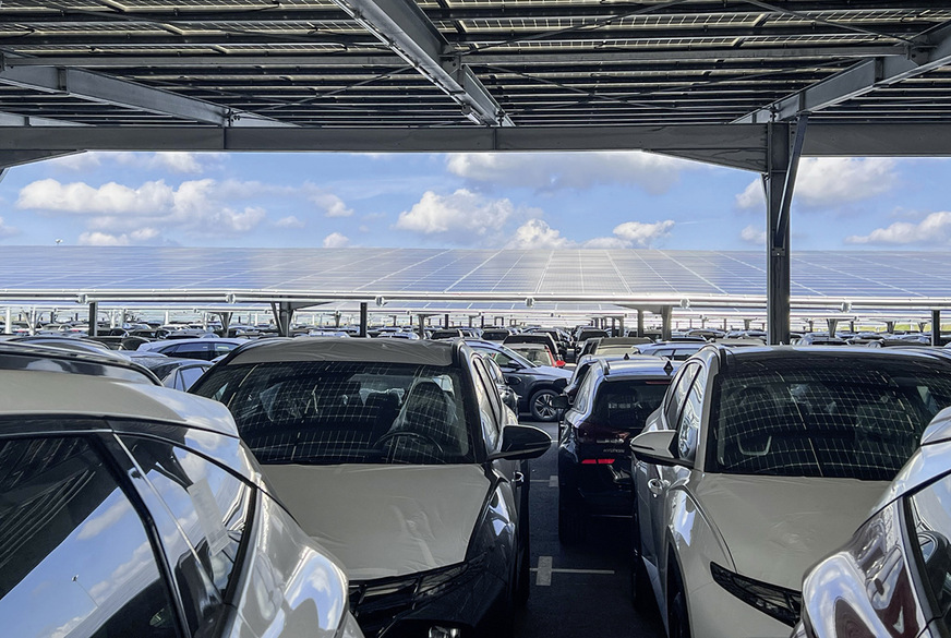 Im sächsischen Rackwitz schützt der Fahrzeuglogistiker Mosolf seine Autos mit einer solaren Überdachung, die 16 Megawatt leistet.