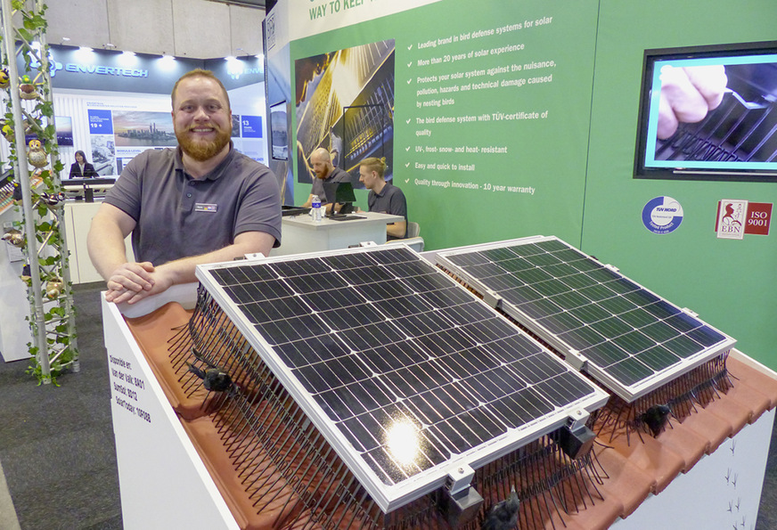 Hans de Grooth zeigt zwei Versionen eines Taubenschutzes.