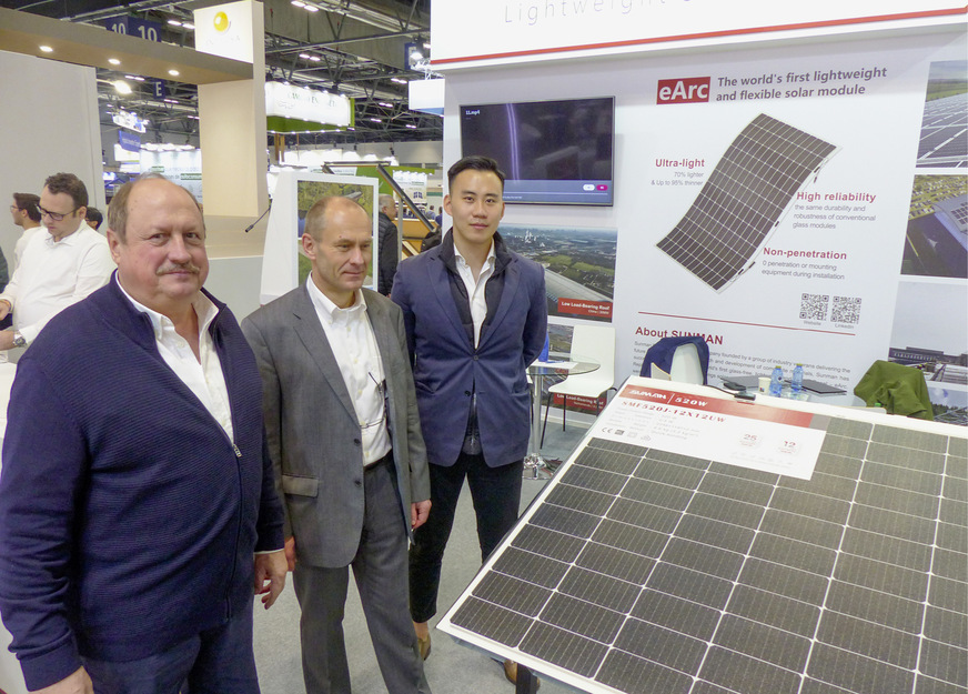 Sunman zeigt das neue flexible Modul mit 520 Watt. Vorne links: Matthias Schoft.