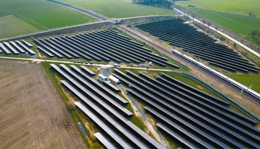 Das Hybridprojekt mit Freifläche und Speicher in Priestewitz von oben