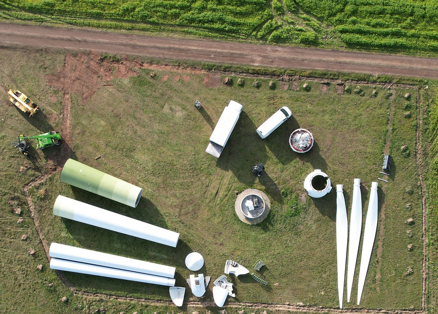 Aufgeräumte Rückbau-Baustelle mit Altanlagenkomponenten